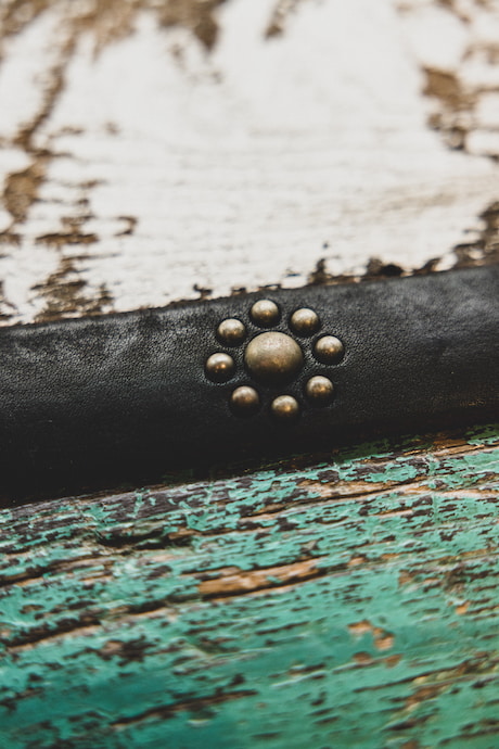 老舗ジュエリーブランド〈Bill Wall Leather〉と、メイドインジャパン