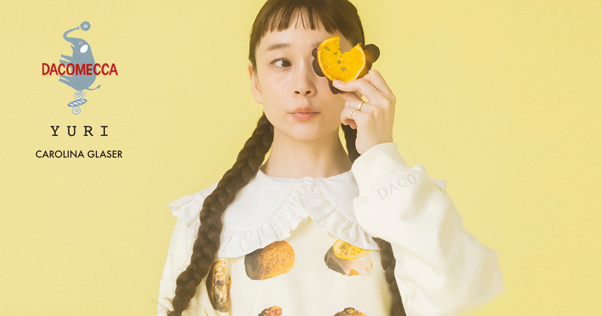 YURI × DACOMECCA × CAROLINA GLASER〉のトリプルコラボレーション 