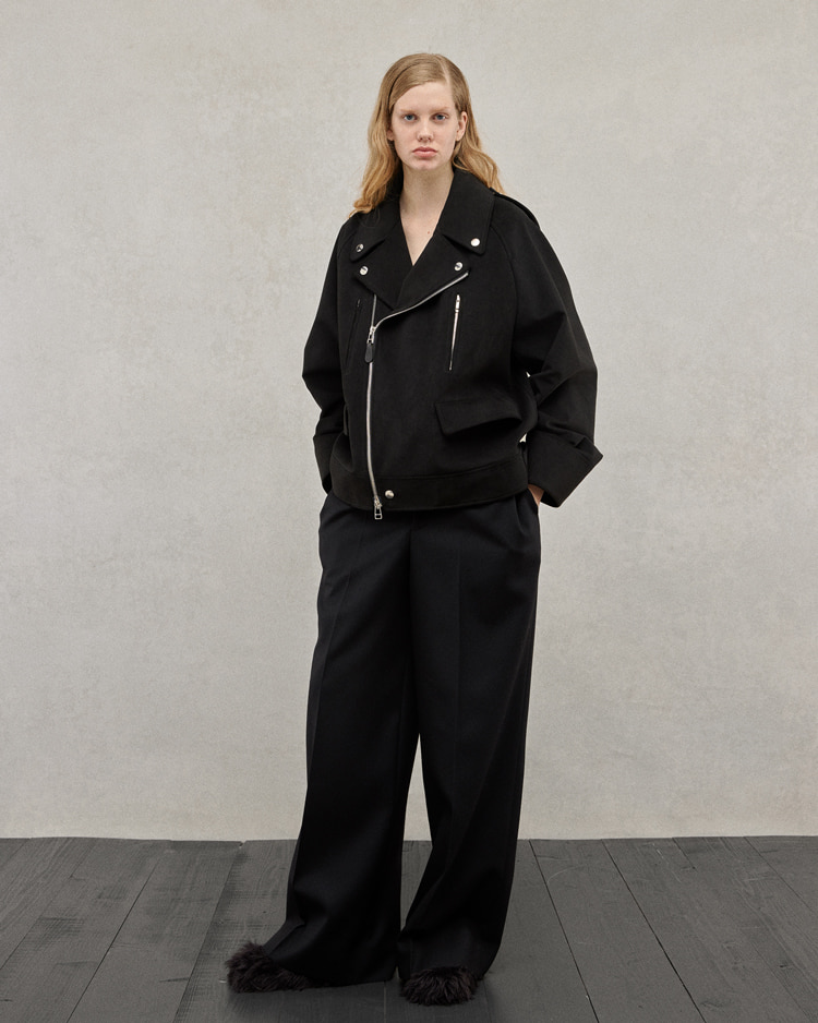 THE RERACS〉の2025秋冬新作コレクションを数多く取り揃えた