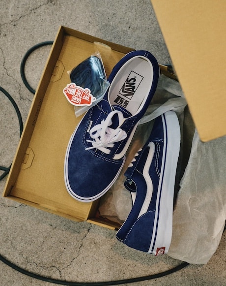 SSZ〉が〈VANS〉を代表する『ERA』と『OLD SKOOL』をMIXした特別なシューズを別注｜BEAMS