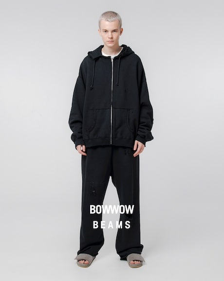 BOW WOW〉に〈BEAMS〉が新たに別注したのは、ブラックの褪色加工が際立つスウェットのコレクション｜BEAMS