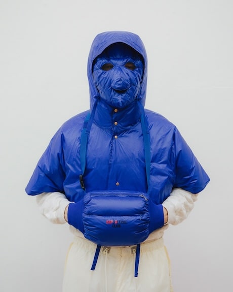 EXPEDITION CLUB x BEAMS PLUS ビームスプラス 26SS 別注 DOWN MUFF ダウンマフ 38-46-0036-994 BLUE ハンドウォーマー ショルダーバッグ カバン【新古品】【中古】【EXPEDITION CLUB × BEAMS PLUS】 ビームス プラス 原宿（987275） スタイリング・コーディネイト｜BEAMS