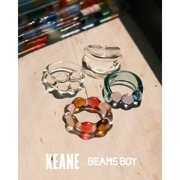 ニューヨークのアトリエから生まれる、〈KEANE〉のガラスジュエリー。 〈BEAMS BOY〉初の別注発売を記念して、ものづくりの背景に迫る