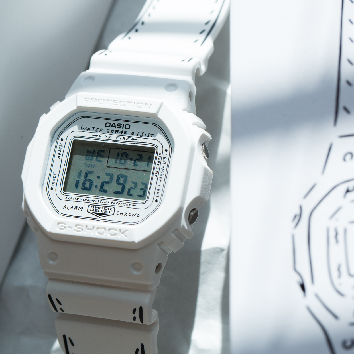 G-SHOCK＞の誕生35周年を記念した、イラストレーター長場雄との