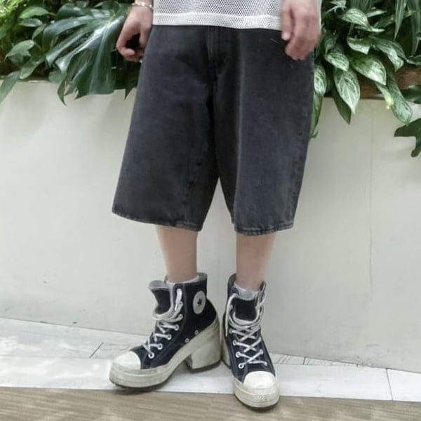 LEVI’S（R）の 478（TM） バギー ショートパンツのご紹介です！サイズは30〜36の4サイズご用意があります。股下はどのサイズも変わりませんので、ウエストやもも周り裾周りのサイズ感でお好みで選んでいただけると思います！今回は30のサイズ着用です。ベルトはしめず腰で履いて膝下丈です！ベルトをしめて丈感を変えるとまたスタイリングの幅が広がると思います！柔らかな風合いのコットンでシルエットと相まってとてもリラックスして着用していただけるアイテムです。この夏デイリーユースできるショーツお探しの方はこの機会に是非。（着用サイズ）パンツ:30実際の色味に関しましてはそれぞれの商品ページにてご確認ください。【参考になりそうと思ったらフォロー&お気に入りお願いします！】