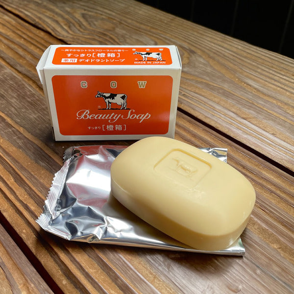 【ワタシの愛用品】牛乳石鹸。初めてお目にかかる方も多いかも？そう、国民的石鹸《牛乳石鹸》からビームス ジャパン別注の橙箱です。洗い上がりは赤箱〜青箱の間ぐらいで、お肌に優しい全身使える石鹸です◎赤・青と違う点はシトラスフローラルの癒やされる香り。そして何より素晴らしいのは薬用のデオドラントソープ！これからの季節の強い味方ですね。ご自身用は勿論、ちょっとしたギフトにもオススメです。【気になるアイテムはお気に入り登録がオススメです！】