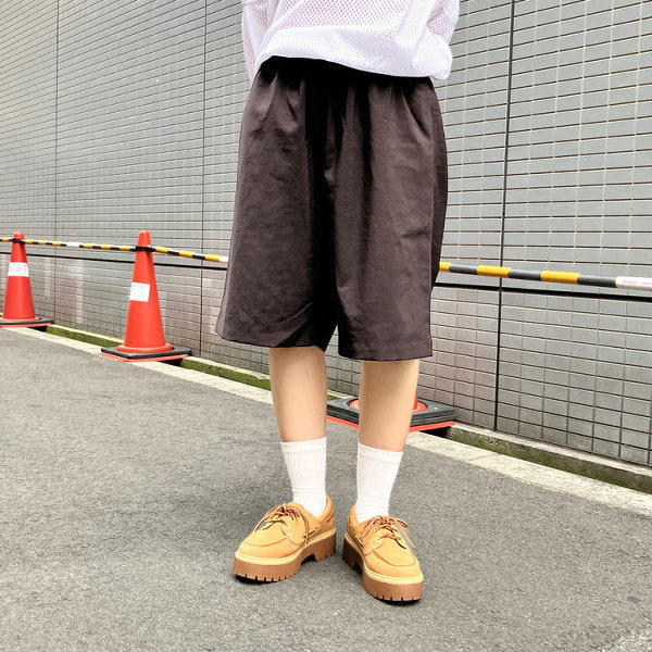 161cm、女性スタッフがSサイズ着用。
肌離れが良く、通気性も抜群のショートパンツは盛夏時期にも活躍間違いなし。
カジュアル過ぎない生地感なので、Tシャツ1枚のコーディネートに合わせてもラフになり過ぎない事も嬉しいポイントです。