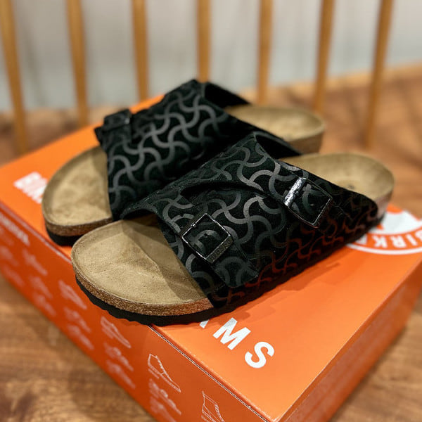 【6/6発売】別注の〈BIRKENSTOCK〉 Zurich BONE PATTERNが登場します。なんとレディースサイズも展開します！！うれしい！箱もオレンジでビームスカラーです♡