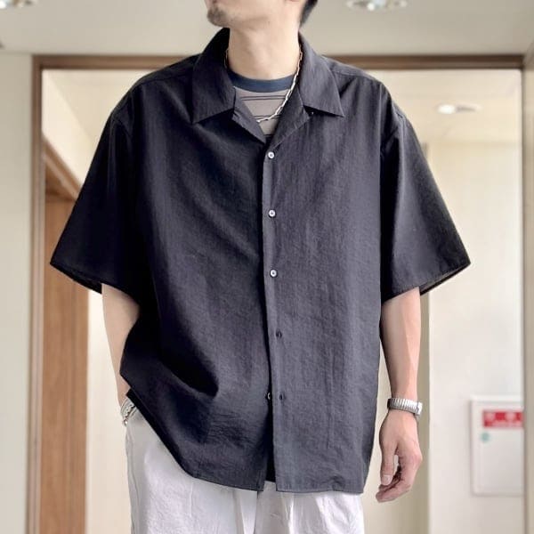 ＜身長166cm 体重52kg＞Lsize着用
今回は＜B:MING by BEAMS＞オリジナルより登場している、『ウーブンオープンカラー ハーフスリーブ シャツ』のご紹介。
コチラはナイロンとウールを混紡したウーブン素材による、独特の光沢感が魅力の1着！
クリーンからカジュアルまで、幅広いスタイルに馴染む万能アイテムとなっております◎
「♡ +」このマークを押して頂くと気になった商品が見返し易くなります。是非ご活用下さい。