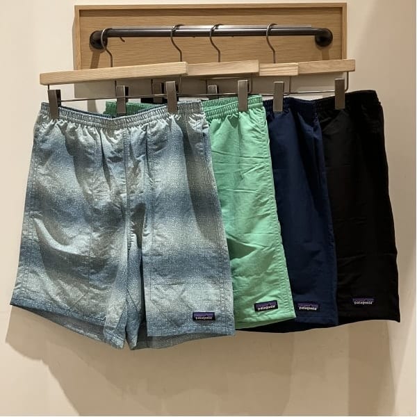＜Patagonia＞Baggies Longs 7inchが入荷しています。定番のカラーに加えSalt Wash: Wetland Blueの柄も良い雰囲気です。強靭で通気性のあるリサイクルナイロンを使用しており、軽量で速乾性に優れています。サマーシーズンに最も活躍するアイテムですね。
商品番号：11-25-1041-403
こちらの画面の【♡+お気に入り】登録で+50マイル(年度内100アイテムまで)、また私(スタッフ)のプロフィールからも【♡+フォロー】登録で+100マイル貯まります。これで得たマイルは消滅しないマイルになるのでお得です。ポチッとしておくと見返す際に便利な機能なので是非ご活用ください。【WEB決済サービス】も承っておりますので、お気軽にお問い合わせください。