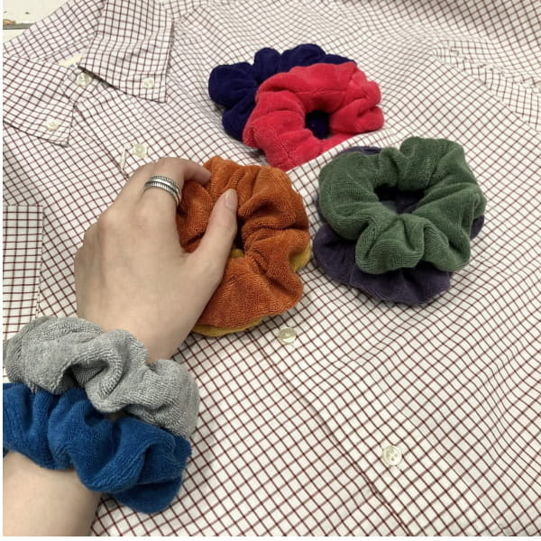 可愛いカラーセットのシュシュが登場しました乁( ˙ω˙ 乁)私はブルー✖︎グレイが好み！腕に付けても良し！なので腕にONしましたよぉ。今日は織姫と彦星が出会う日ですね♩、、、無事出会えますように！、、