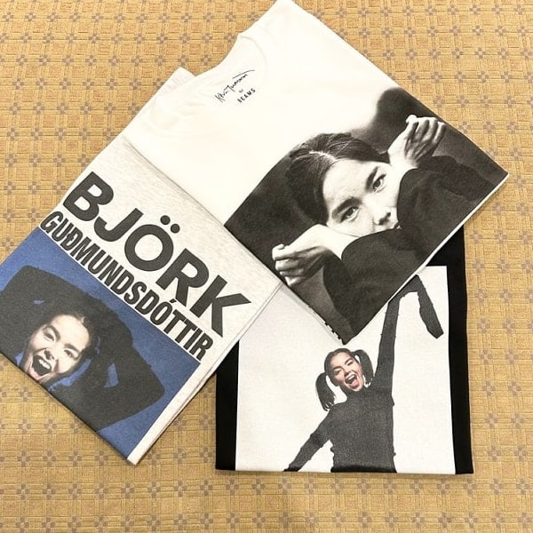 【別注】Kevin Cummins / 「Bjork」Photo Tのご紹介です。有名ロックバンドやミュージシャンの写真を撮り続けてきたイギリスの写真家〈Kevin Cummins〉が撮り下ろしたスペシャルなフォトTです◎ 商品詳細は下記商品画像よりチェックしてみてください！！「♡ +」このマークを押して頂くと気になった商品が見返し易くなります。是非ご活用下さい。