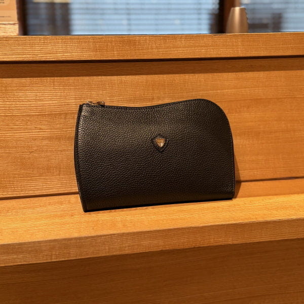 ＜CHAMBORD SELLIER＞のクラッチバッグ。久しぶりに入荷したブランドですが、フランス製の上品なデザインは色褪せませんね。しっとりと手に馴染む収まりの良さが魅力です。