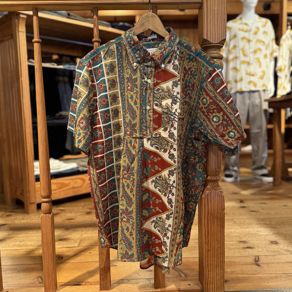 ★ビームスクラブ会員限定 優待セール対象★＜ENGINEERED GARMENTS＞POPOVER BD SHIRT - FLORAL STRIPE LAWNです！お得なこのタイミングでお求めください！素敵です。ぜひビームス メン 渋谷でどうぞ。※WEB決済、代引きも承れます！お問い合わせください。『♡+お気に入り』で見返すときに便利です。是非ご利用下さい！また高頻度で更新しておりますので『♡+フォロー』も是非お願いします！