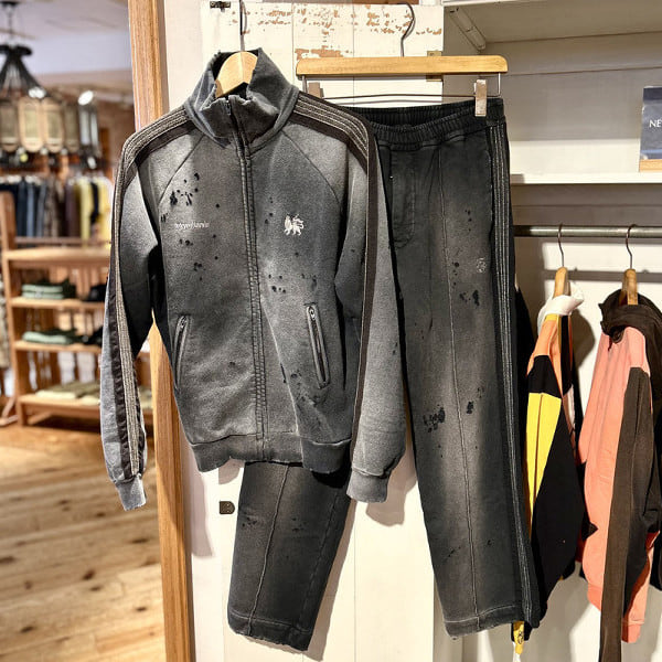＜sasquatchfabrix＞×＜tokyovitamin＞
サスク定番のジャージのセットアップに一癖加えたコレクション。めちゃくちゃ良いです。是非。
＜＜【♡+お気に入り】で見返すときに便利です。是非ご利用下さい！また高頻度で更新しておりますので【♡+フォロー】も是非お願いします！＞＞