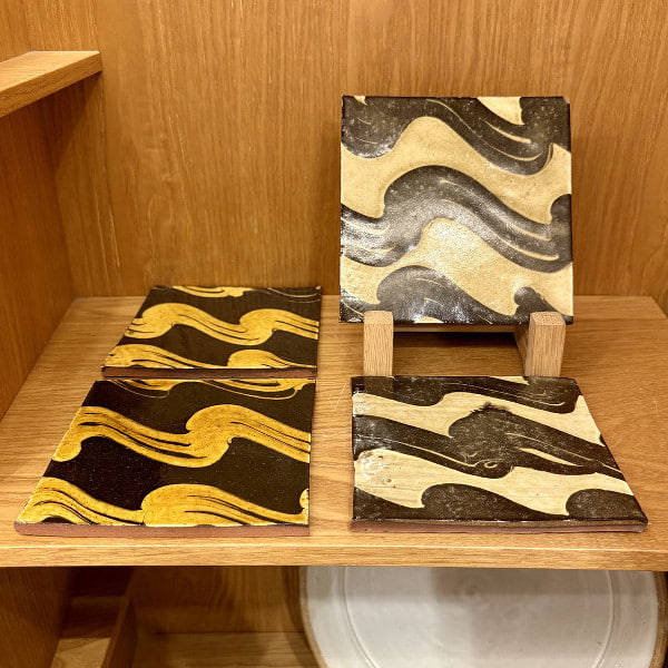 〈宮野 さとみ〉さんのタイルが〈fennica studio〉に入荷いたしました。コースターでも良し。小物を置くも良し。和菓子や洋菓子を乗せのも良し。万能〜。