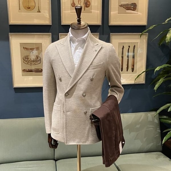 新入荷＜TAGLIATORE＞6ボタン ニットブレザー ジャケットのご紹介です。使い勝手の良い素材と色目になっております。オフ スタイル寄りの品ですが、ビジネス カジュアルにも対応出来るのではないでしょうか。