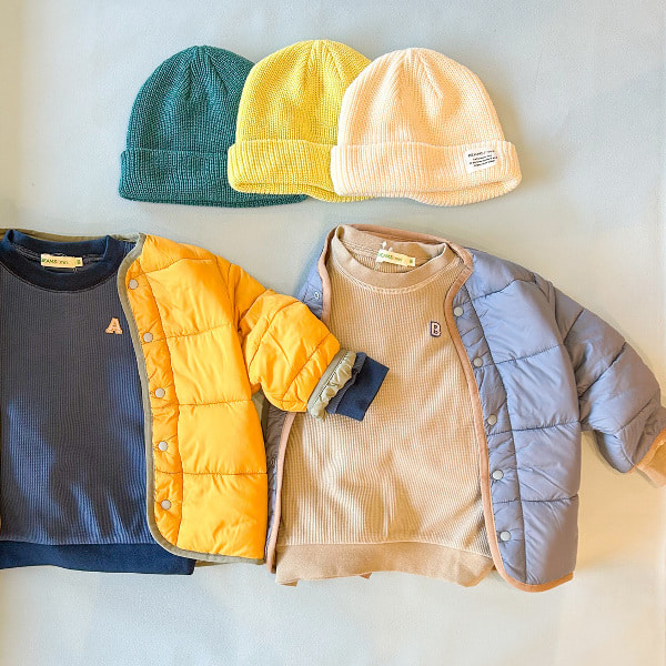 急に冷え込むこの時期に持ってると安心な中綿ノーカラーブルゾンはリバーシブルで着れるのでその日のコーディネートに合わせてガラっと印象が変えられるのも嬉しいポイントです◎一緒に合わせたワッフルTは胸元にアルファベットがさりげなくてナチュラルで　かわいいカラー展開です♪女の子にも男の子にも！


下の【♡+お気に入り】を押して頂くと後から見返すのに便利です◎
フォローもしていただくと一緒にマイルも貯まります♪

