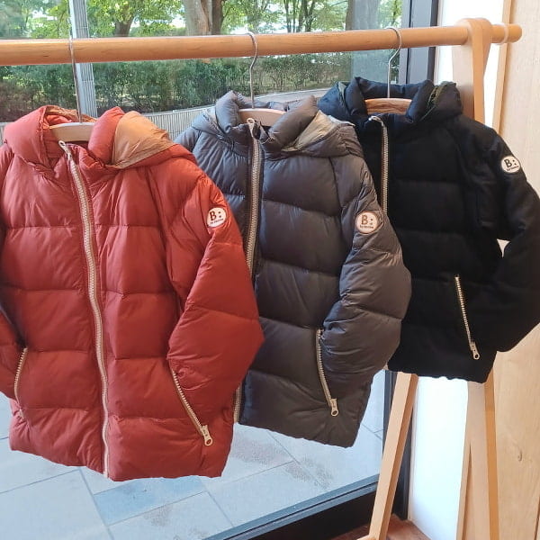 〈B:MING by BEAMS〉の大人気アイテム、「ポケッタブル ダウン ブルゾン」。待望の今シーズンモデルが早くも登場です！カラーは光沢のあるナイロン素材のLIGHT GREYとSMOKE ORANGEに、艶消しのポリエステル素材のNAVYを加えた計3色。サイズは90cm～160cmまであるので、兄弟・姉妹でお揃いもできます。尚、フードの取り外しが可能なので、通園・通学でもお召しいただけますよ♪中わたはダウン80％・フェザー20％で、700フィルパワーと相変わらずの高機能。この冬、激推しのアイテムですv(^-^)v