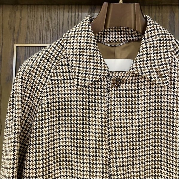 イヌ押し。【MACKINTOSH】のBALFEILD。ゆとりあるシルエットのバルカラーコート。土着的なカラーにブラックが配されたモダンな生地が目に止まりました。気になる商品があれば、お気に入り登録やフォローをして頂けると直ぐに見返して頂けますし、便利な【取り置き取り寄せサービス】もオンラインからご利用頂けますので是非ご利用下さい。