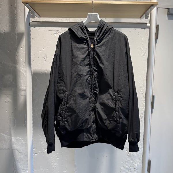 ＜COMOLI＞コットンナイロン ジップパーカです！製品洗いによりパッカリングや、表地と裏地の縮み加減の差による動きが特徴です！素敵です。ぜひBEAMS HARAJUKU LIMITED STOREでどうぞ。※WEB決済、代引きも承れます！お問い合わせください。『♡+お気に入り』で見返すときに便利です。是非ご利用下さい！また高頻度で更新しておりますので『♡+フォロー』も是非お願いします！