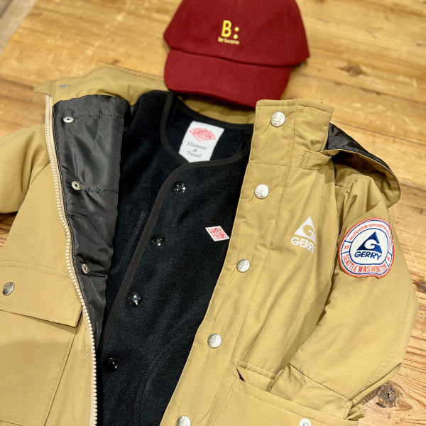 【別注】GERRYの中綿マウンテンブルゾンは大きなポケットと大きなワッペンがポイント！フードも取り外しできます！
インナーにフリースを入れて真冬もあったかいコーディネートにしました。【♡+お気に入り】を押していただくと後から見返しやすく、さらに