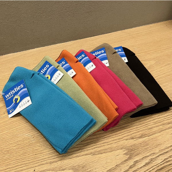 【万能グローブ】
オフィスでのデスクワーク、アウトドアなど様々なシーンで活躍するフィンガーレスグローブ。軽量でタフ、スマートフォンの操作も楽チンなのがいいですよね！
カラーバリエーションも豊富なのでお好きな色選んでみてください！
『♡+お気に入り』を押していただくと、後で見返しやすくなります。取り置き・取り寄せ、WEB決済、代引きも承っております。是非ご活用ください！