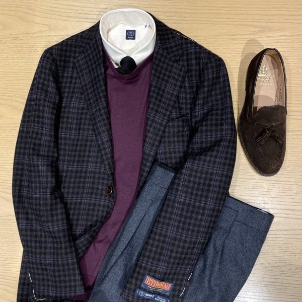 ＜BEAMS F＞E.THOMAS社製のウールにカシミヤをブレンドした生地を使用したチェックジャケットです。ブラウン×ブラックの中に差し色のライラックカラーが効いたチェック柄が洒落ています。コーディネートは、パープルのニットをポイントにタイドアップでまとめたジャケットスタイルです。