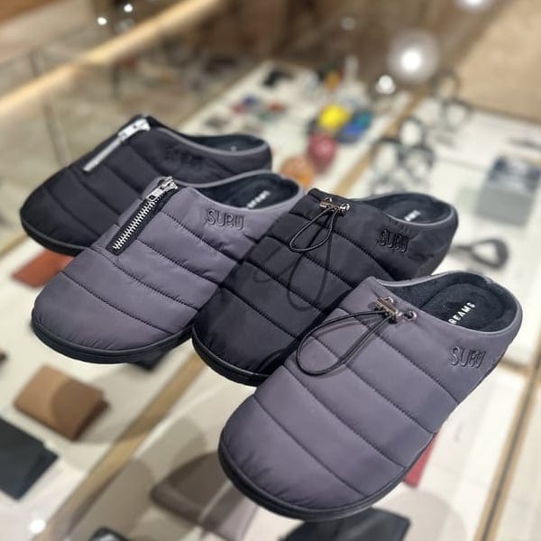 【〈SUBU〉×〈bpr BEAMS〉コラボ】のドローコードモチーフとアッパージップ。お色は2色で、こちらは撥水加工の仕様になっております！中がふかふかでソールもしっかりしているので、普段履きにもばっちりです◎ 