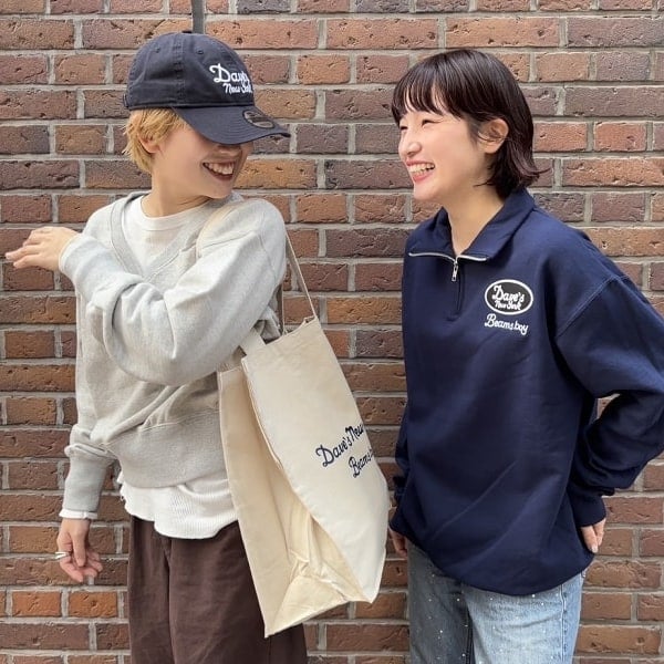 【Dave's New York】
BEAMS BOYだけのスペシャルアイテムを、ナイスな写真と共にご紹介です！ニューヨークの老舗ワークウェアブランド、Dave's New York〈デイヴス ニューヨーク〉から、キャップ（品番:13-41-0390-123）、ハーフジップスウェット（品番:13-13-0469-429）、トートバック（品番:13-61-0977-426）が入荷してます( ͡° ͜ʖ ͡°)！カラーはブラックとネイビーの2色展開！ワークウェアの無骨さは残は残しつつ、スペシャル仕様のロゴやシルエットが目に留まるかっこいいデザインです◎オンライン未掲載のアイテムですので、お問い合わせの際は上記の品番をご利用ください〜！！
