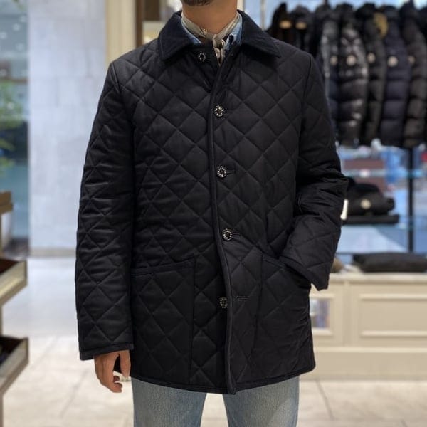 【ビジネスマンに勧めたい！！】身長172cm体重70kg着用サイズ38 今回はマッキントッシュのキルティングジャケットをご紹介です！！最近肌寒くなってきましたね。そんな時に軽くてジャケットの上からでも羽織れるアウター欲しいなって思いませんか？？そんな方にお勧めしたい商品です！！ジャケットの上からでも着用できるようサイズ調整を加え、表地の起毛感や襟のコーデュロイ生地が温もりと柔らかさを与えてくれますよ♪是非お試しくださいませ♪ 【お気に入り】【フォロー】ボタンを押していただくと、過去の投稿を見返す際、大変便利なので是非！！質問やご相談などもお気軽にお問い合わせ下さいませ！！