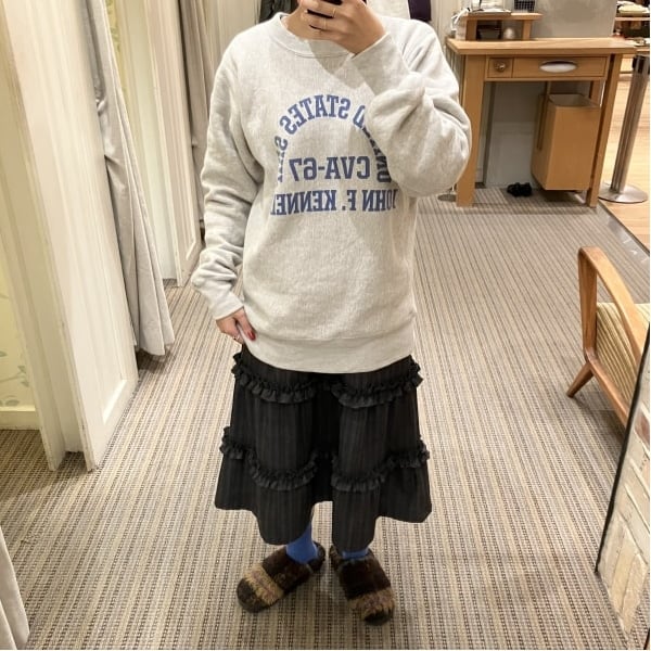 【きょうのゆじ】リアルバイした《BUZZ RICKSON'S》のスウェットを着用！少し長さのある丈なので、インせずにスカートに被せて着用しました★スウェットのロゴとソックスの色がマッチしてますね〜！ぐっど！！