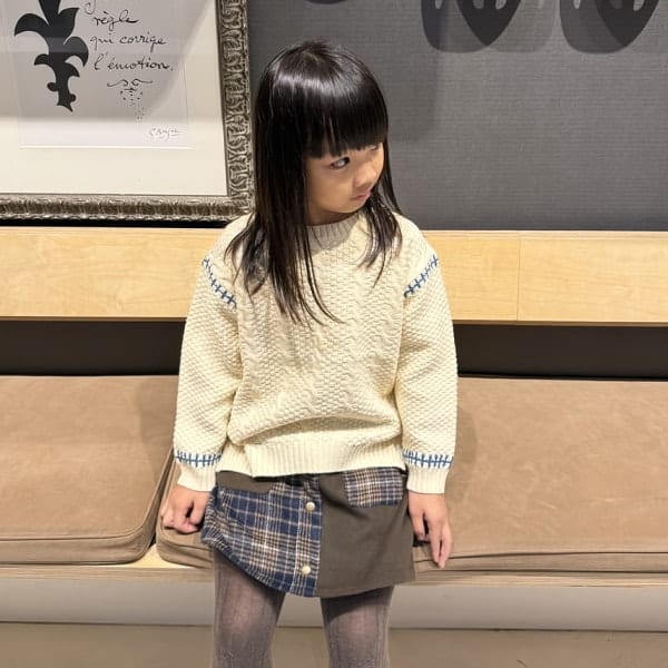 【7歳/身長123cm/SIZE(120)着用】一着でお洒落なケーブルニット。チェックスカートと合わせて上品なスタイリングに♡前から見るとスカートですが、後ろ姿は実はハーフパンツなんです！