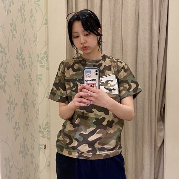 【1枚でかわいいTシャツ入荷★】〈BoTT〉の新しく入荷したシャツは比較的身幅が狭いので女性の方にも着ていただきやすいと思います！ワイドデニムに合わせるだけでかわいいスタイリング完成しますね。私は179cm、Mサイズ着用しています。<br>※現在WEB未記載です。こちらの品番をスタッフにお伝えいただくとスムーズにご対応させていただきます☆*:.｡→品番：7508-1523-142