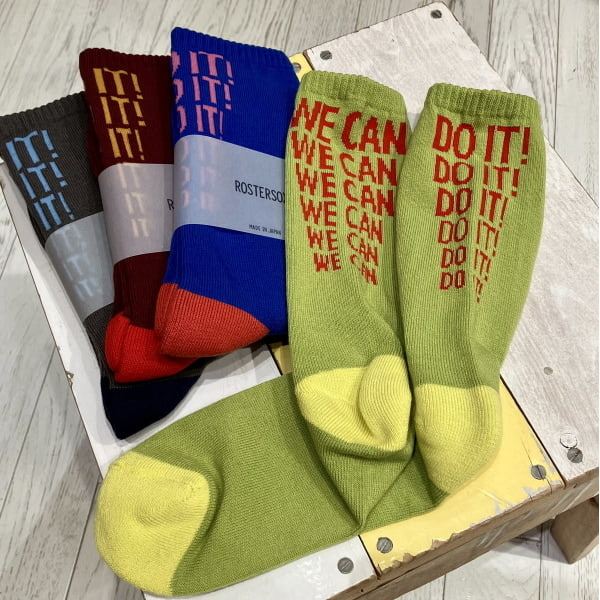 足元で魅せる、ポップなカラーリングが際立つ〈ROSTER SOX〉のソックスです！後ろの文字もキャッチーな言葉が入っているのでスカートやショーツで合わせてのコーディネートがオススメです♪

【オンラインサイトから商品のネット取り寄せ・サービスも行っております、是非お気軽にご利用ください！また、《＋♡》を押していただくと後から見返しやすくなるのでオススメです！《フォロー》ポチッとよろしくお願いします♪】