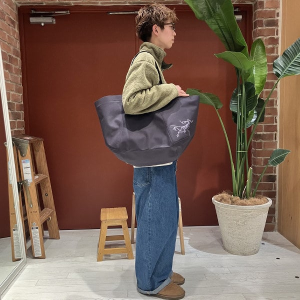 リップストップ素材に防水性を高めるTPUラミネートとポリウレタンコーティングを施しており、オープントップデザインによりアクセス性も良好で、手持ちはもちろん、肩にかけて持つことも可能です。

トートバッグですがスタイリッシュな印象を与えてくれるアイテムだと思います
