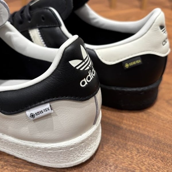 皆様大好きなスーパースターです。
82年製のスーパースターが再現されつつ、ゴアテックスがついたロマンと機能性のあるカッコイイアイテムです！！