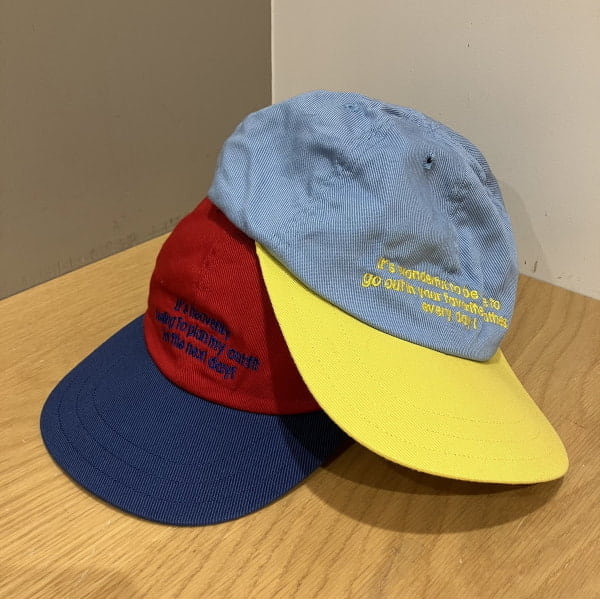 〈Decho〉のカラフルなロゴキャップ！形は浅い被りと長めのツバになり特徴的なデザインです。被ってみると意外と収まりの良いキャップなので是非、店頭でお試しください♪