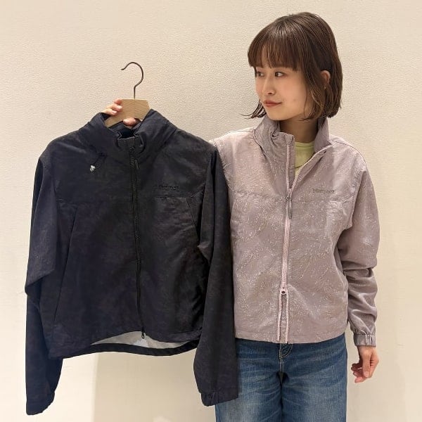 【153cm着用】
<marmot>のグラフィックや加工を施し、型からオリジナルで作成した別注ウインドジャケット。コンパクトなシルエットで私の身長で腰丈くらいです。生地には耐久はっ水加工を施しているため急な雨などにも対応できるためご旅行にも！◎
【♡＋お気に入り】で後からの見返し＆マイルが貯まります