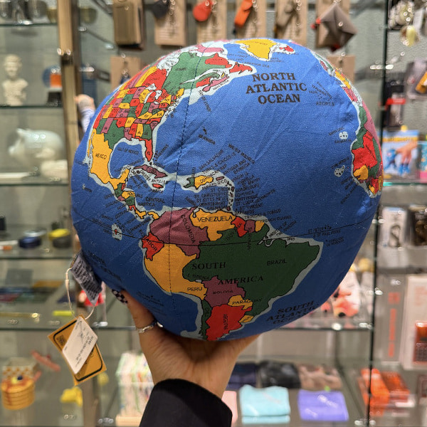 これ持ってる！というスタッフが私の周りに結構多いこちら。昔から好きで、ぬいぐるみやクッションで溢れている家ですが、私も導入しようかしら。NORTH ATLANTIC OCEANの「A」の左側にある半島に1年住んでました。そんなふうに思い出にも浸れそうなクッション。旅行好きの方へのギフトにも良いかも！