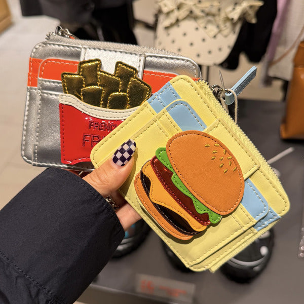 目をひくカードケースがあったのでパシャリ。カバンの中でに入っていても、すぐに取り出せそうな目立つデザインで、可愛らしさと面白さが詰まっています。配色も珍しさがあって、ギフトにも可愛いかも。