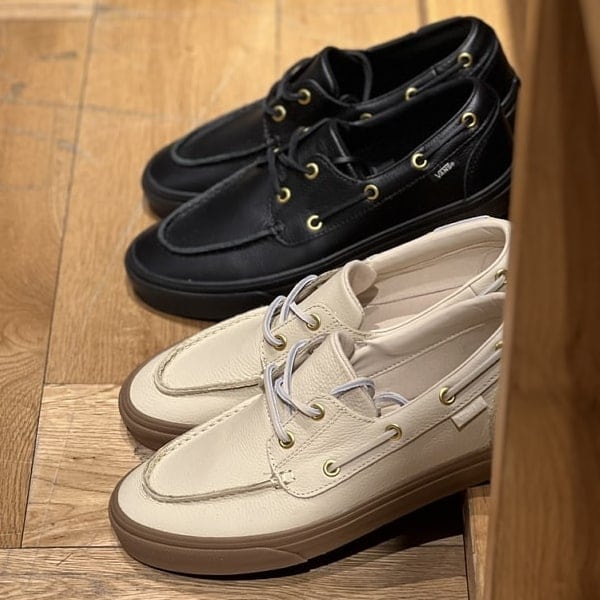 〈VANS〉からボートシューズが入荷。クラシックな雰囲気がカジュアルなスタイル、綺麗目なスタイルに対応してくれそうな1足。夏はショーツなんかとも相性がかなり良さそうです。「♡+」このマークを押して頂くと気になった商品が見返し易くなります。是非ご活用下さい。併せてフォローもして頂けると嬉しいです。