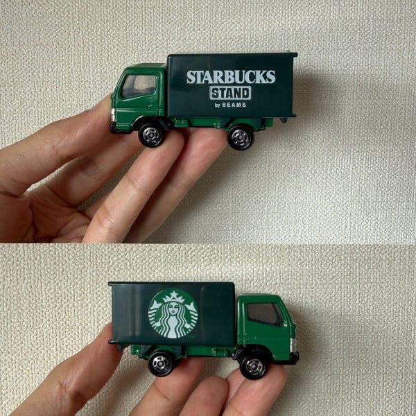 現在ビームス 京都では〈STARBUCKS STAND by BEAMS〉のポップアップショップを4月26日まで開催中！その中でも大注目商品の〈三菱ふそう キャンター〉ベースにデザインされたスターバックスのロゴが映える特別仕様のミニカーに仕上がっています◎
(こちらはショップ限定商品でございます)