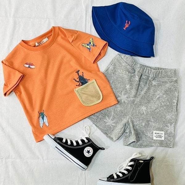 カブトムシやセミなど昆虫が優しいタッチで描かれたプリントTシャツ。
虫取りをしているような遊び心満載の演出が施されていて昆虫好きkidsの気分が上がること間違いなし！
UVカット、吸水速乾、毛玉になりにくいなど多機能なところもポイントで、ギフトにオススメなアイテムです！
ショーツは真夏も快適に過ごせるパイル生地で、柔らかくウエストゴムで楽チン。小さなお子様にもピッタリです。
下の【♡+】お気に入りをポチッと押して頂くと商品見返しやすくなります！また、お得なマイルも貯まりますのでぜひ【フォロー】もよろしくお願いします！
