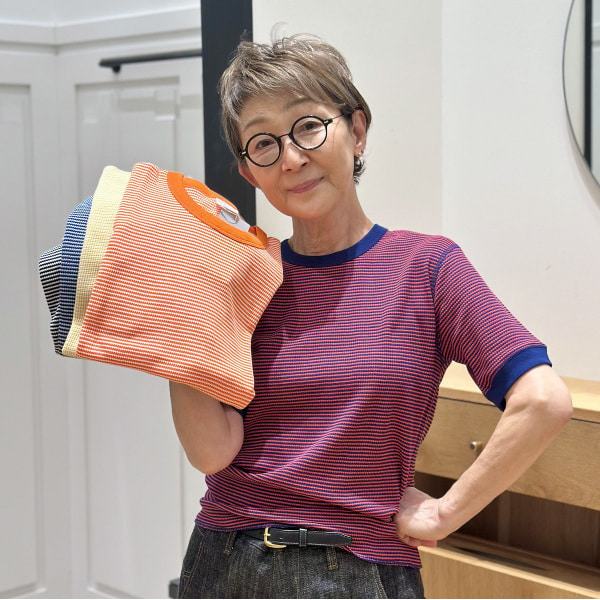 《【H158㎝】Tシャツ以上、ニット未満。大人が頼れる「半袖ワッフル」》
スタッフまりこが「フルーツ盛り合わせ」と例えた、見ているだけで元気が出るワッフルボーダー。
一見キャッチーだけど、実は大人の「柄物への抵抗感」をさらりと解消してくれる計算尽くしの1枚。
カジュアルなTシャツというよりは、上品な「半袖ニット」を思わせるきれいめな佇まいが魅力。
首元のパイピングが全体をキリッと引き締め、1枚で着れば即・主役に。
インナーに忍ばせれば、計算された遊び心が光る名脇役に早変わり。
気になるサイズ感は、つかず離れずの絶妙なフィット感。
二の腕を程よく覆う安心の袖丈と、ボトムスにインしてももたつかない丈感のバランス。
肌に心地よく馴染む柔らかなワッフル素材は、体のラインを拾いすぎず、それでいて自宅でガシガシ洗える実用性も。
「今日は何味にしようかな？」なんて、毎朝の鏡前がちょっとしたフルーツバイキング気分♪
そんな直感的なワクワクを、今のワードローブに迎えてみては？