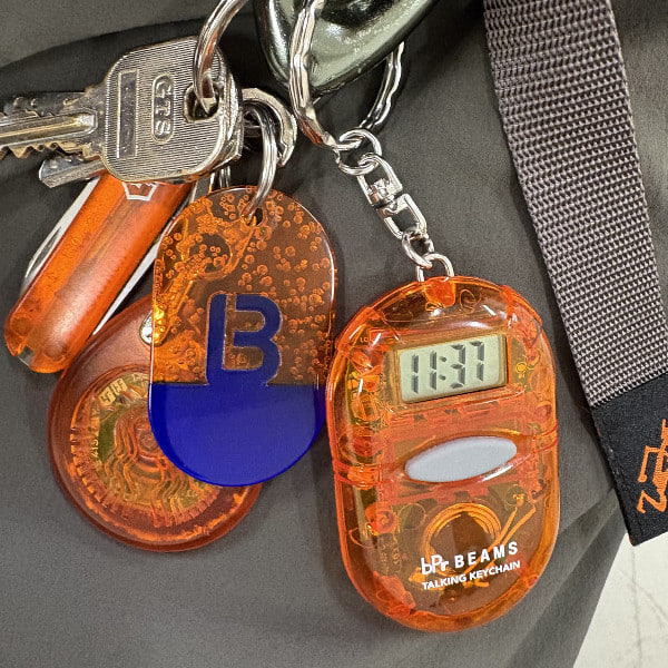 【クリアオレンジ好きに、、、】ビームス50周年に登場したトーキングキーチェーンがクリアオレンジ界隈に仲間入りしました！！ただボタンを押すと時刻を読み上げる時計なんですが、フォルムがかわいい。。一緒にビクトリノックスのマルチツールも常備しております。【♡+お気に入り】ボタンを押していただくと、お気に入りページに投稿が保存されます。是非ご活用くださいませ！↓↓↓