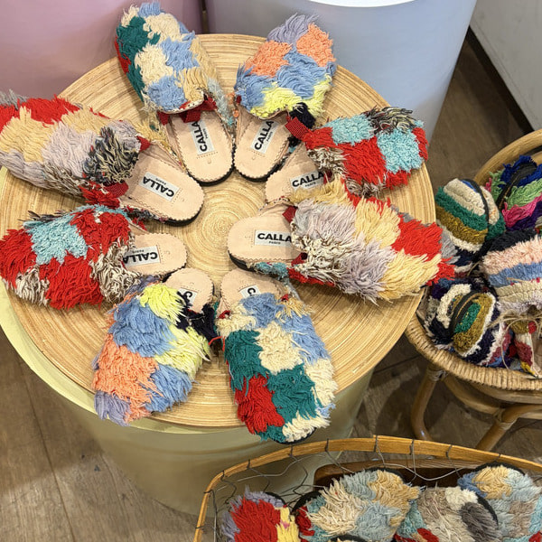 【オンライン掲載は無いのでお電話でのお問い合わせお待ちしております！！】
新しいお取り扱いのブランドです。
【CALLA paris(カーラパリス)】
全てアソートのアイテムです。
ミュールタイプの品番は5531-0789-498  ¥27,800-(税込)
約15センチから20センチまでのお取り扱いです。
キャッチーなアイテムです。ビビッときたらぜひ！！
かかとは、ゴム使いになっておりお子様が履きやすい仕様となっています。
【お気に入り♡+】を押すと