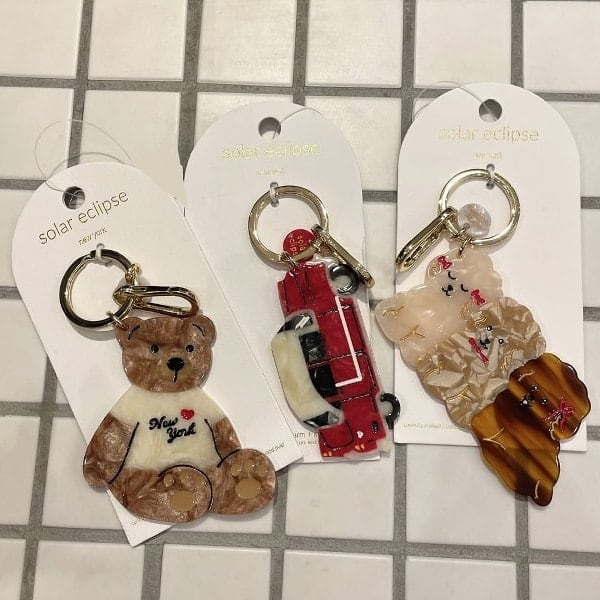 【存在感あります♡】透け感のあるベッコウで、大人っぽさがでるのでデカいキーホルダー付けたい大人の方達！！おすすめです＾＾
下記ページよりチェックしてみてください♥おきにいり登録【＋♡】を押して頂くと、マイページから在庫状況をご確認いただけます( ◠‿◠ )見返す際にも便利です！名前の部分をタップして、スタッフ【 フォロー 】して頂くと さらに追加で100マイルも貯まります★彡