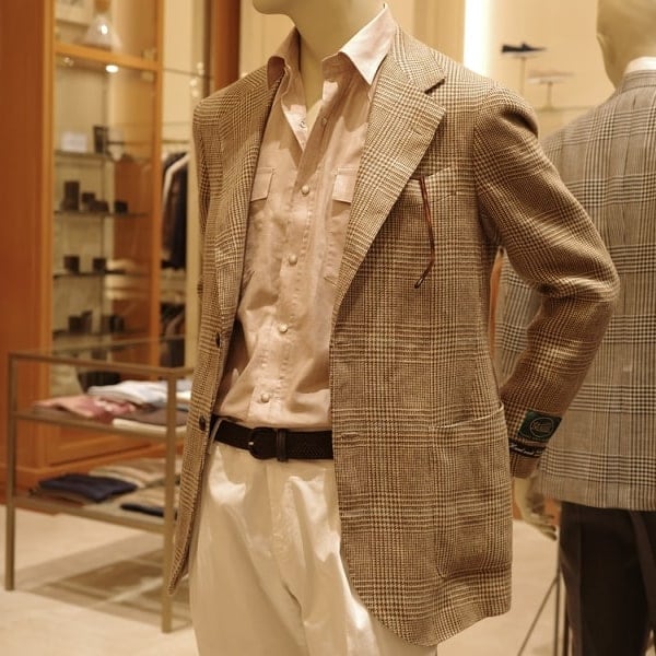 入り口のマネキン3体をグレンプレイドジャケットで構成。クラシカルなグレンプレイドから覗くターコイズのペーンがとても心に刺さる。ジャケットが主役のシンプルなスタイリングですが、ウエスタンシャツや胸ポケットに挿したアイウェアなどアクセントになる要素を取り入れ、拘りを感じられるように。