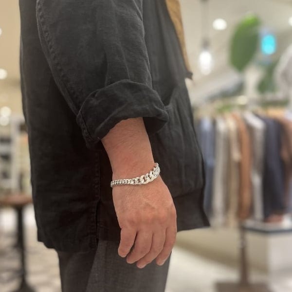 今回ご紹介させていただくのはバニーのブレスレットです！シルバー925 ちょっといいお値段ではありますが、着用時の高揚感と、他のブレスレットとの品と、差別化は間違いありません◎中央にかけて太さが変わり、留め具に向かって細くなるデザインも素晴らしく、誇張もされないのもよいところ！今から袖捲りのスタイリングが増える中、ワンアイテムでおしゃれ感アップ　いかがでしょうか！ 〈お気に入り〉、〈フォロー〉ボタンを押して頂くと、気になった投稿の見返しに便利です。またマイルも貯まりますので是非！